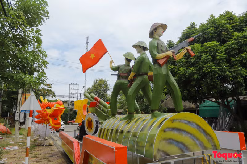 Le modèle de lanterne géante de la Mi-Automne commémorant le 70e anniversaire de la victoire de Diên Biên Phu est un moment impressionnant de la Fête de la mi-automne nationale qui aura lieu du 31 août au 15 septembre à Tuyên Quang. Le modèle de lanterne géante de la Mi-Automne commémorant le 70e anniversaire de la victoire de Diên Biên Phu est un moment impressionnant de la Fête de la mi-automne nationale qui aura lieu du 31 août au 15 septembre à Tuyên Quang.