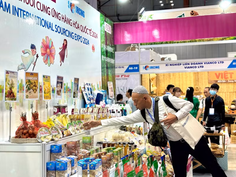 Dans un stand du « Forum d'exportation 2024 ». Photo : vnexpress.net