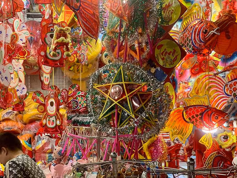 Les prix des jouets traditionnels varient de 20 000 à 100 000 dôngs chacun, selon la taille et le type. Photo : laodong.vn Les prix des jouets traditionnels varient de 20 000 à 100 000 dôngs chacun, selon la taille et le type. Photo : laodong.vn