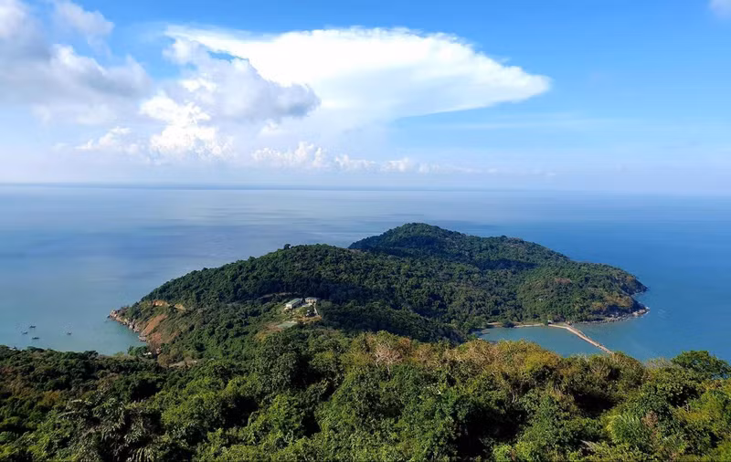 Hon Khoai est une île de rochers, de collines et de forêt vierge presque intacte avec de nombreux types de bois précieux et une flore et une faune riches. Photo : baoquocte.vn