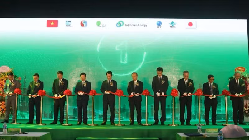 Délégués à la cérémonie d’inauguration de l’usine de valorisation énergétique de haute technologie dans la commune de Ngu Thai, district de Thuân Thành, province de Bac Ninh. Photo : congthuong.vn