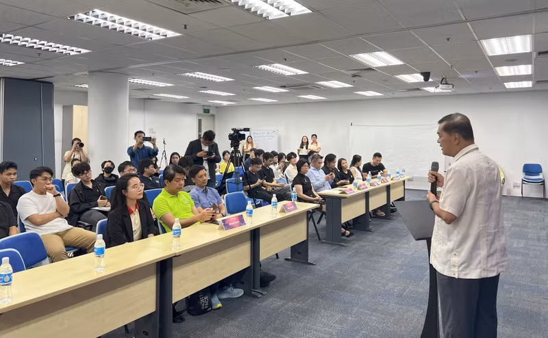 L'ambassadeur vietnamien à Singapour, Mai Phuoc Dung, prend la parole lors du salon. Photo : baoquocte.vn