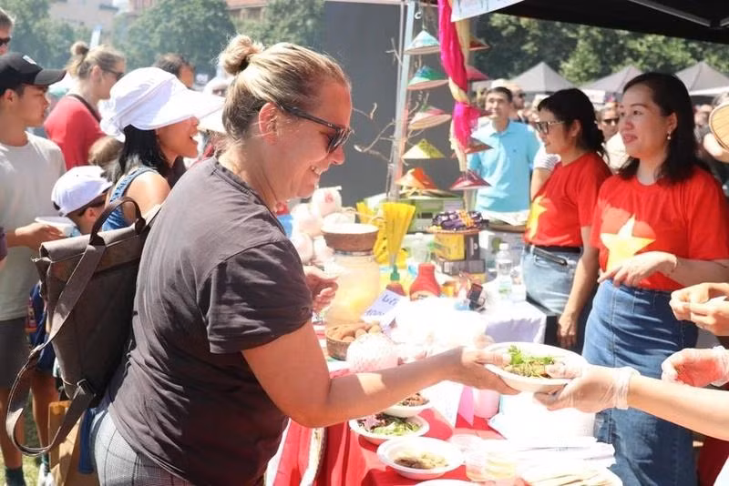 Le Festival gastronomique et culturelle des ambassades, tenue le 8 juin à Prague. Photo : NDEL.