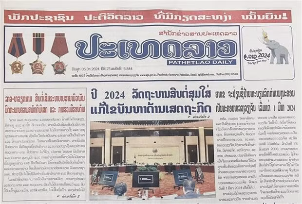 Le journal PathetLao sorti le 5 janvier. Photo : VNA.