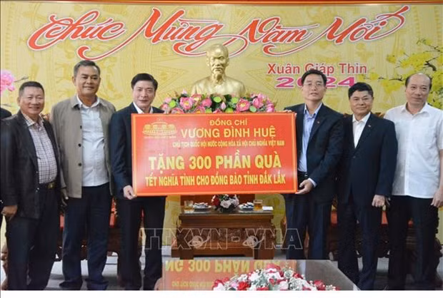 Par délégation du Président de l’Assemblée nationale (AN) Vuong Dinh Huê, le secrétaire général de l'AN et président du Bureau de l'AN, Bui Van Cuong, remet 300 cadeaux pour le Nouvel An lunaire 2024 à la population de la province de Dak Lak (Hauts-Plateaux du Centre). Photo : VNA.