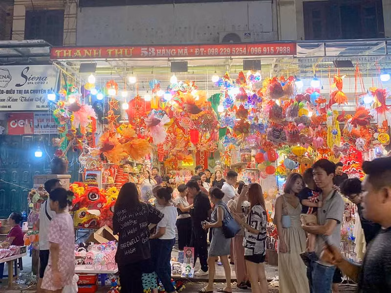 En venant dans la rue Hang Ma ces jours-ci, tout le monde peut ressentir une atmosphère de commerce animé. Photo ; laodong.vn