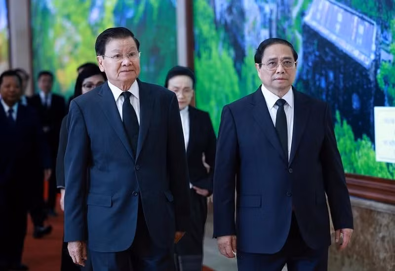Le Premier ministre Pham Minh Chinh (à droite) et le secrétaire général du Parti populaire révolutionnaire lao (PPRL) et président lao Thongloun Sisoulith, à Hanoi, le 26 juillet. Photo : VNA.