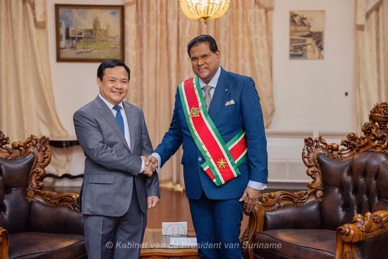 L'ambassadeur du Vietnam au Brésil et en République du Suriname, Bui Van Nghi, (dtroit) et le président du Suriname, Chandrikapersad Santokhi. Photo ; Ambassadeur du Vietnam au Brésil.