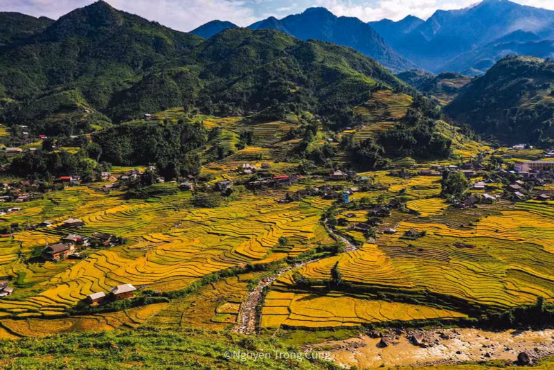 Le long de la route de montagne entre les hameaux de Ly Linh Ho et Lao Chai, qui sont proches des champs en terrasses, les visiteurs peuvent profiter de l’atmosphère de la récolte des habitants et sentir le parfum du riz mêlé à l’odeur de la paille brûlée.