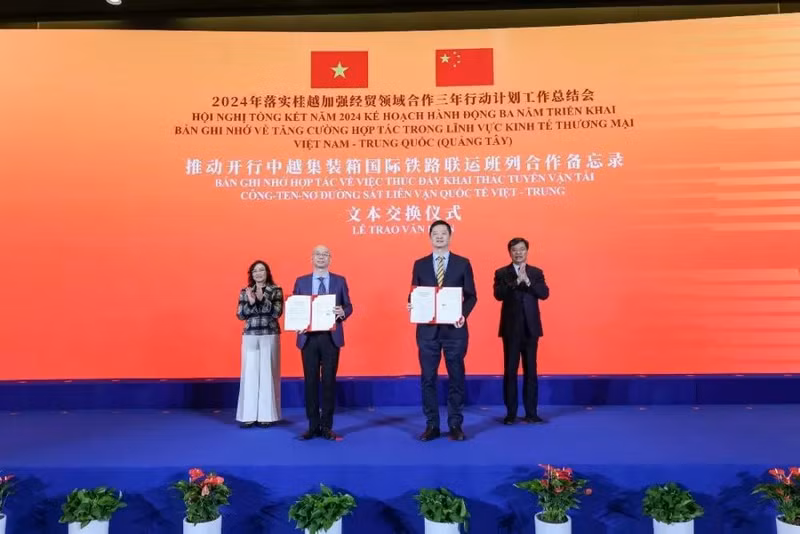Cérémonie de remise du mémorandum de coopération lors de la Conférence de faire le bilan du Plan d'action pour la période 2024-2026 mettant en œuvre le mémorandum d'accord sur le renforcement de la coopération économique et commerciale entre le Vietnam et la Chine (Guangxi). Photo : CPV.