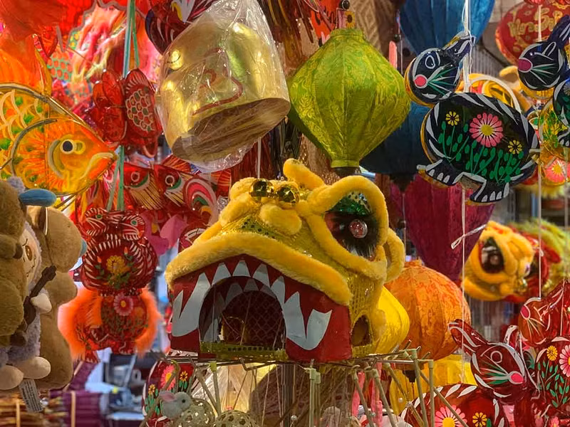 Une grande variété de masques traditionnels en papier mâché sont également en vente, le garçon de la lune, le lapin de jade et le buffle, entre autres, et coûtent également de 30 000 à 300 000 dôngs. Photo : laodong.vn Une grande variété de masques traditionnels en papier mâché sont également en vente, le garçon de la lune, le lapin de jade et le buffle, entre autres, et coûtent également de 30 000 à 300 000 dôngs. Photo : laodong.vn