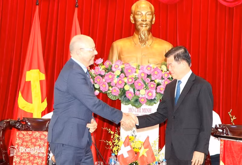 Nguyen Hong Linh, membre du Comité central du Parti, secrétaire du Comité provincial du Parti de Dong Nai (à droite) reçoit Thomas Gass, ambassadeur de Suisse au Vietnam. Photo : baodongnai.com.vn