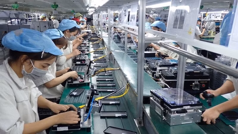 Les téléphones et leurs composants constituent le principal produit d'exportation du Vietnam vers la Chine, atteignant 16,9 milliards de dollars en 2023. Photo : baodautu.vn
