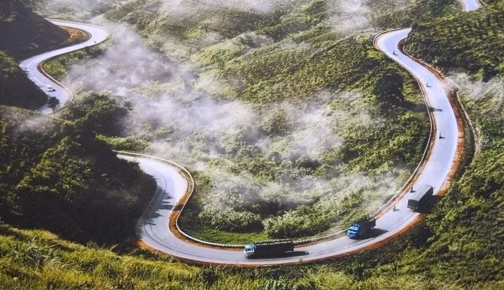Le col Long Lanh constitue l'une des plus belles routes panoramiques pour venir à Dà Lat. Photo : petrotimes.vn Le col Long Lanh constitue l'une des plus belles routes panoramiques pour venir à Dà Lat. Photo : petrotimes.vn