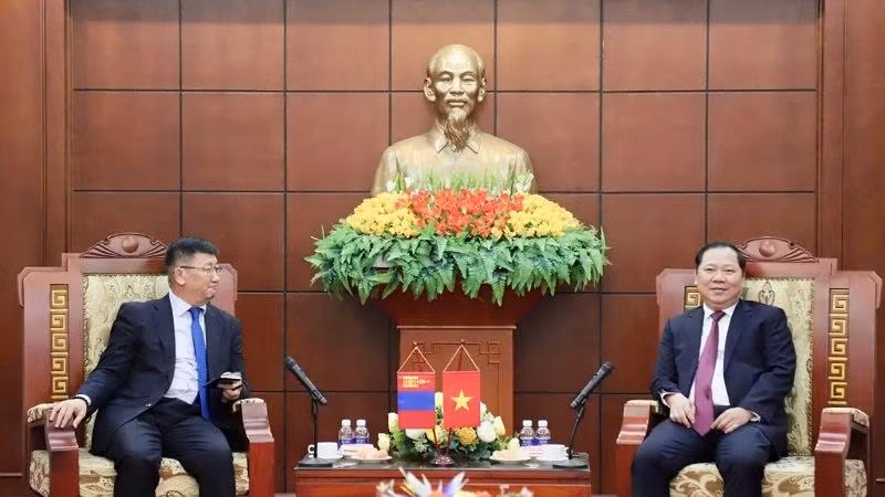 Le secrétaire du Comité provincial du Parti de Hoa Binh, Nguyen Phi Long (à droite) et l’ambassadeur mongol au Vietnam, Jigjee Sereejav. Photo : NDEL.
