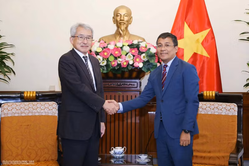 Le vice-ministre permanent des Affaires étrangères, Nguyen Minh Vu (à droite) et le vice-président principal de JICA, Hataeda Mikio. Photo : baoquocte.vn