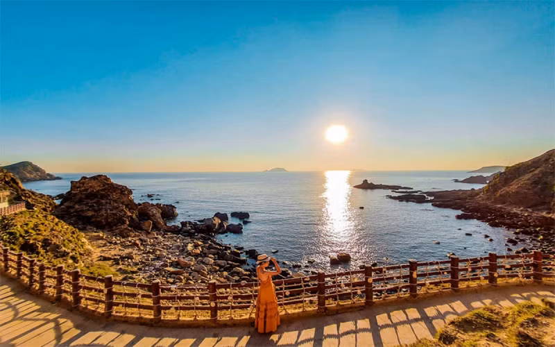 Eo Gio et Ky Co sont les attractions les plus célèbres de Quy Nhon. Eo Gio est situé entre deux hautes falaises rocheuses qui plongent directement dans les eaux claires de la mer en contrebas, lui donnant une forme de croissant. Photo : VOV. Eo Gio et Ky Co sont les attractions les plus célèbres de Quy Nhon. Eo Gio est situé entre deux hautes falaises rocheuses qui plongent directement dans les eaux claires de la mer en contrebas, lui donnant une forme de croissant. Photo : VOV.