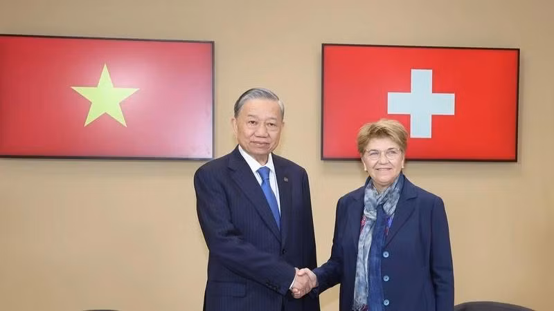 Le secrétaire général du Parti et président vietnamien Tô Lâm (à gauche) et la présidente de la Confédération et cheffe du Département fédéral de la défense, de la protection de la population et des sports de Suisse, Viola Amherd. Photo : VNA.