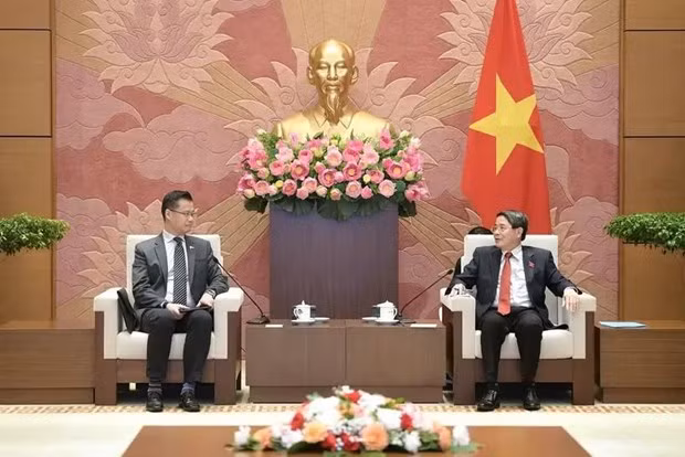 Le Vice-Président de l'Assemblée nationale, Nguyên Duc Hai (à droite) reçoit une délégation de la 2e Commission du Congrès sur l'éducation des Philippins (EDCOM 2-Second Congressional Commission on Education), conduite par le sénateur Sherwin T. Gatchalian. Photo : VNA.