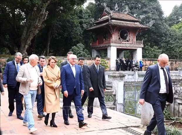 Le Président allemand Frank-Walter Steinmeier et son épouse Elke Büdenbender visitent le Temple de la Littérature. Photo : VNZ.