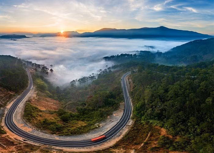 Les voyageurs sont certainement impressionnés par la beauté poétique des montagnes et des forêts sinueuses. Photo : petrotimes.vn Les voyageurs sont certainement impressionnés par la beauté poétique des montagnes et des forêts sinueuses. Photo : petrotimes.vn