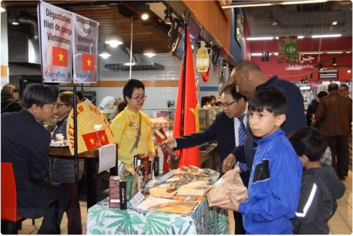 Un stand de présentation et d'essai du café vietnamien au supermarché Carefour en Algérie, le 22 décembre 2023. Photo : VNA