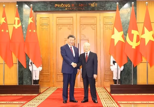 Le Secrétaire général du Parti communiste du Vietnam Nguyen Phu Trong (droite) et le Secrétaire général du Parti communiste chinois et Président chinois Xi Jinping. Photo : VNA