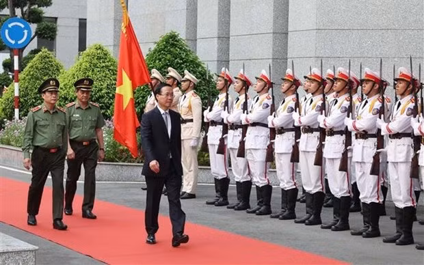Le Président Vo Van Thuong rend visite à la Police de Hô Chi Minh-Ville. Photo: VNA