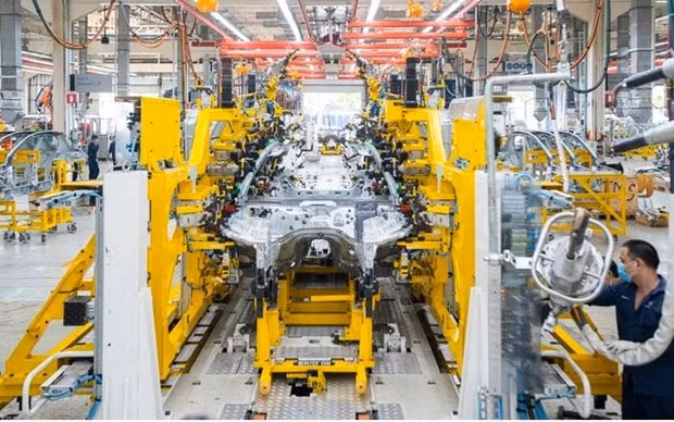 Dans une usine de Mercedes-Benz Vietnam. Photo : cafebiz.vn