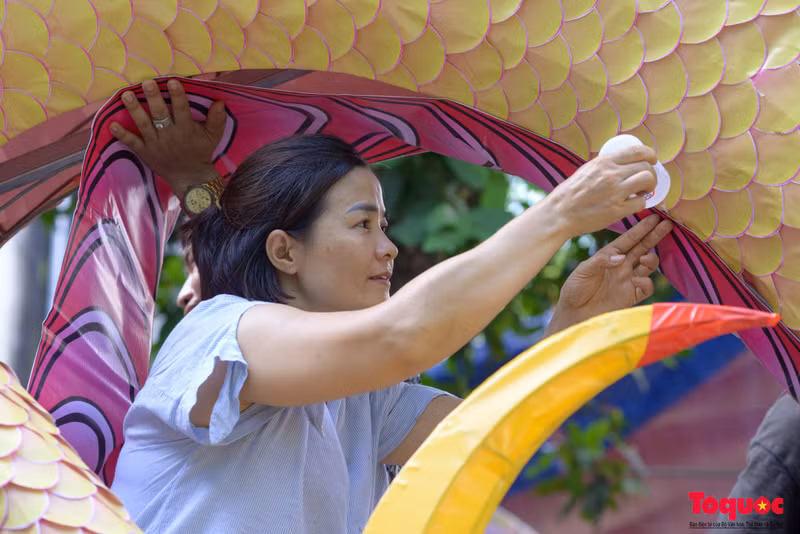 Selon Dang Thu Huong, l’étape la plus importante dans la fabrication d’un modèle de lanterne géante de la Mi-Automne consiste à trouver des idées. Du dessin à la réalisation, les artisans ont besoin de créativité et de sophistication pour créer des produits attrayants. Ha Tien Cong utilise souvent des matériaux en mica ayant une bonne absorption de la lumière pour décorer ses modèles, au lieu de matériaux traditionnels tels que la cellophane. Les modèles sont recouverts de peinture translucide, créant des couleurs vibrantes, garantissant la plus haute esthétique. Selon Dang Thu Huong, l’étape la plus importante dans la fabrication d’un modèle de lanterne géante de la Mi-Automne consiste à trouver des idées. Du dessin à la réalisation, les artisans ont besoin de créativité et de sophistication pour créer des produits attrayants. Ha Tien Cong utilise souvent des matériaux en mica ayant une bonne absorption de la lumière pour décorer ses modèles, au lieu de matériaux traditionnels tels que la cellophane. Les modèles sont recouverts de peinture translucide, créant des couleurs vibrantes, garantissant la plus haute esthétique.
