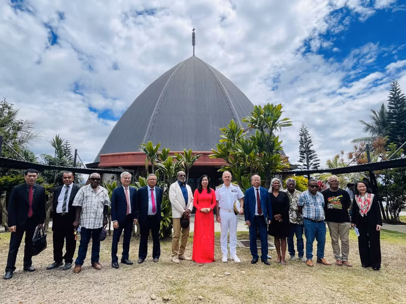 La vice-ministre Le Thi Thu Hang et ses représentants ont pris des photos souvenirs devant le bâtiment traditionnel du peuple Kanax après la cérémonie d'accueil selon les coutumes locales. Photo : thoidai.com.vn