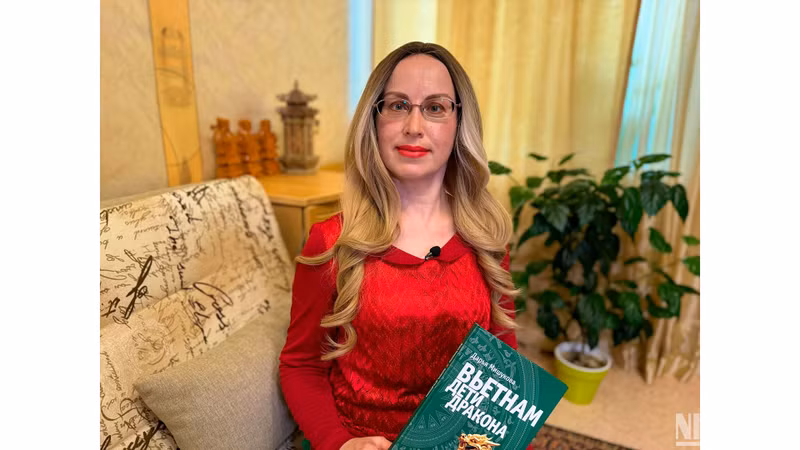 Daria Mishukova tient dans ses mains le livre « Vietnam-enfant du dragon ». Photo : NDEL