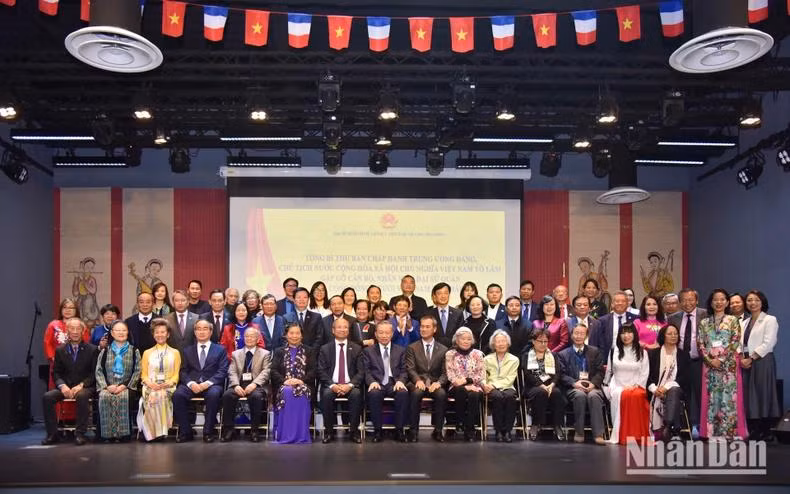 Le dirigeant Tô Lâm et des Vietnamiens de France lors de l'événement. Photo : VNA.