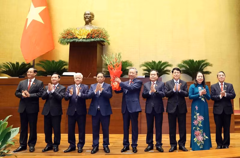 Des dirigeants du Parti et de l'État félicitent le nouveau président de la République. Photo : VNA