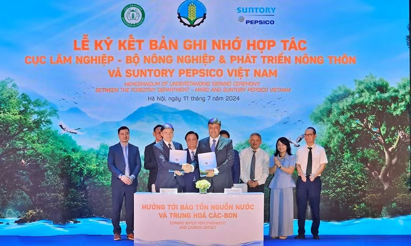 Cérémonie de signature de l’accord entre le Département des forêts du ministère vietnamien de l’Agriculture et du Développement rural et Suntory PepsiCo Vietnam. Photo : thoibaotaichinhvietnam.