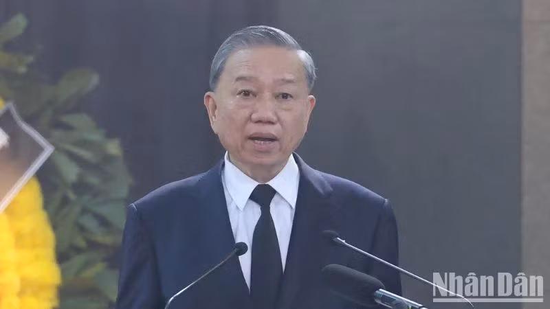 Le Président Tô Lâm prononce l'éloge funèbre en commémoration du Secrétaire général Nguyên Phu Trong. Photo : Journal Nhân Dân.