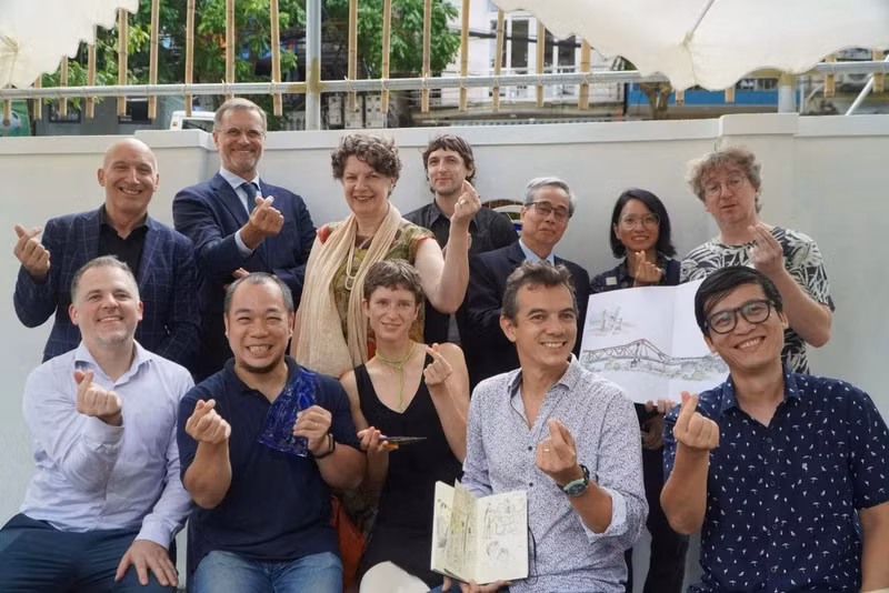 L’ambassadrice d’Allemagne au Vietnam, Helga Margarete Barth, et l’ambassadeur de France au Vietnam, Olivier Brochet et les artistes du projet communautaire. Photo : baoquocte.vn