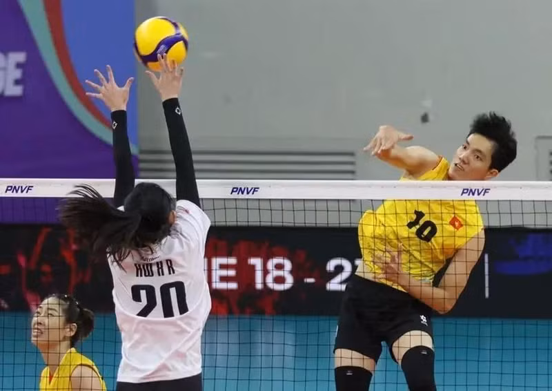 Nguyen Thi Bich Tuyen (maillot jaune) joue bien contre ses adversaires kazakh. Photo: AVC