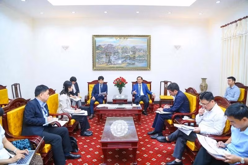Lors de la rencontre entre le vice-ministre du Travail, des Invalides et des Affaires sociales Nguyen Ba Hoan et le représentant en chef adjoint de l'Agence japonaise de coopération internationale (JICA) au Vietnam Kubo Yoshitomo. Photo : VNA.
