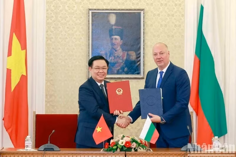 Le Président de l'AN vietnamienne, Vuong Dinh Huê, et son homologue bulgare, Rosen Dimitrov Jelyazkov, ont signé l'accord de coopération entre les deux AN lors de sa visite officielle en Bulgarie du Président de l’AN, Vuong Dinh Huê en 2023. Photo : NDEL.