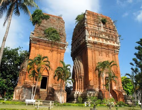 Situées dans le centre-ville de Quy Nhon, les tours jumelles de Hung Thanh ont été construites au XIIe siècle. La tour nord est haute d’environ 16 m et la tour sud est un peu plus petite. Ces tours sont décorées de bas-reliefs finement sculptés avec oiseaux et animaux sacrés. Photo : toquoc.vn Situées dans le centre-ville de Quy Nhon, les tours jumelles de Hung Thanh ont été construites au XIIe siècle. La tour nord est haute d’environ 16 m et la tour sud est un peu plus petite. Ces tours sont décorées de bas-reliefs finement sculptés avec oiseaux et animaux sacrés. Photo : toquoc.vn