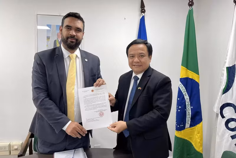 L'ambassadeur du Vietnam au Brésil, Bui Van Nghi (à droite) et Thiago José dos Santos, directeur exécutif des opérations et de l'approvisionnement au siège de la CONAB. Photo : baoquocte.vn