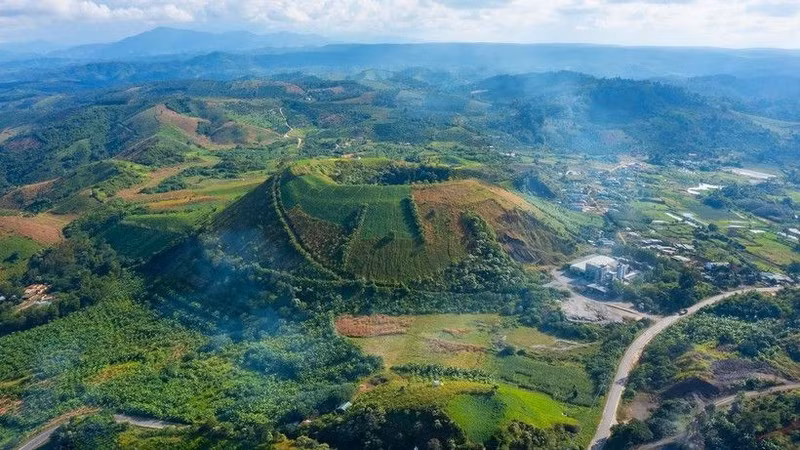 Un volcan éteint dans le géoparc mondial de Dak Nong. Photo : VNA.