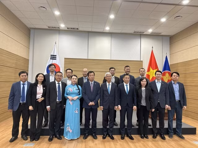 Le 12 mai, la délégation de Hô Chi Minh-Ville s’est rendue à l'ambassade du Vietnam en République de Corée, lors de son séjour dans ce pays. Photo : VGP Le 12 mai, la délégation de Hô Chi Minh-Ville s’est rendue à l'ambassade du Vietnam en République de Corée, lors de son séjour dans ce pays. Photo : VGP
