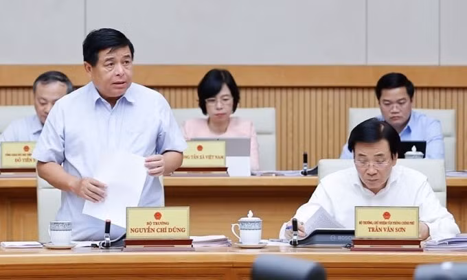Le ministre du Plan et de l’Investissement, Nguyên Chi Dung (debout) prend la parole lors de la réunion gouvernementale, qui a eu lieu le 4 mai à Hanoi. Photo : vnexpress.net