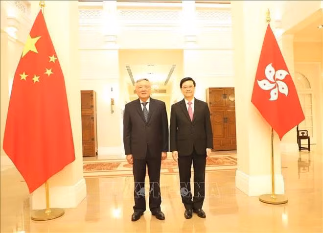 Le vice-Premier ministre permanent Nguyen Hoa Binh (gauche) et le chef de l'exécutif de la Région administrative spéciale de Hong Kong, Lee Ka-chiu. Photo: VNA