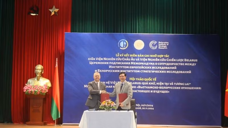 Signature du protocole d'accord de coopération entre l'Institut d'études européennes de l'Académie vietnamienne des sciences sociales et l'Institut biélorusse d'études stratégiques. Photo : NDEL.