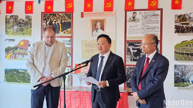Le rédacteur en chef adjoint du journal Nhân Dân, Phan Van Hung, a souligné que le Vietnam oeuvrait avec la communauté internationale de lutter pour un monde sans guerre, une humanité libérée de la faim et de la pauvreté et un développement prospère commun. Photo : NDEL.