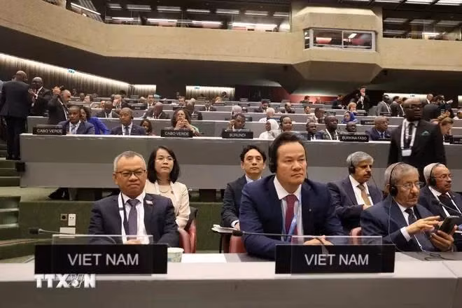Le vice-président de la Commission des relations extérieures de l’Assemblée nationale du Vietnam, Nguyên Manh Tiên (à gauche) et les membres de la délégation vietnamienne à l’UIP-49. Photo : VNA.
