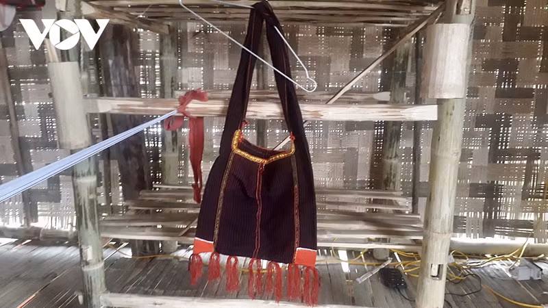 Le sac rouge est plus difficile à tisser et demande plus de temps. Lorsqu’un homme se marie, il doit porter un sac rouge lors de la cérémonie. Photo : VOV.